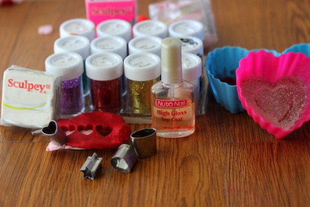 How to make Glitter Charms (DIY)