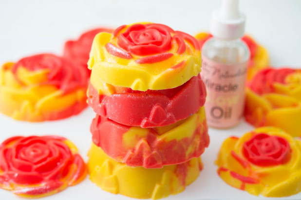 Easy scented beauty and the beast themed soap. It has a beautiful shimmer and smells of fruity berries with only a few simple ingredients. 