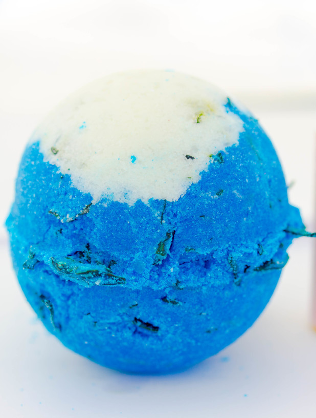 This big blue bath bomb is a Lush inspired copycat that included all natural seaweed, fine sea salt and olive oil to moisturize and revitalize skin cells. 