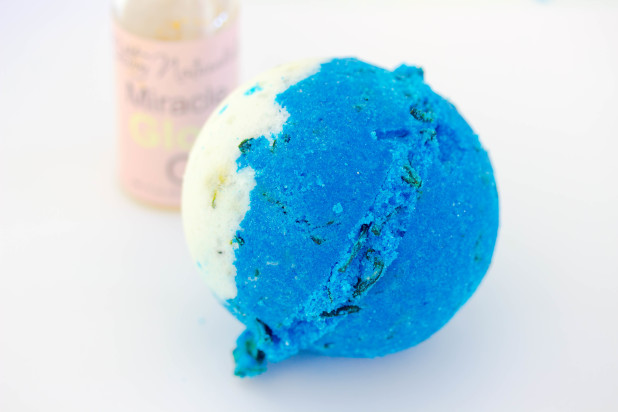 This big blue bath bomb is a Lush inspired copycat that included all natural seaweed, fine sea salt and olive oil to moisturize and revitalize skin cells.