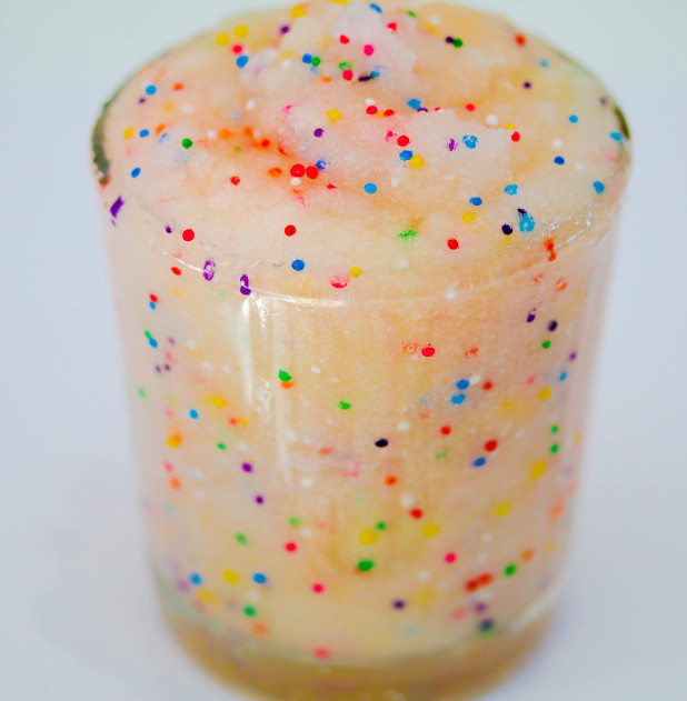 Made with real sprinkles and lovely notes of vanilla this all natural birthday cake boy scrub is perfect for the savy naturalista to soften the skin.