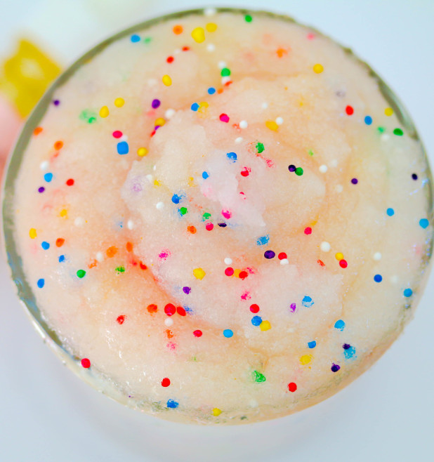 Made with real sprinkles and lovely notes of vanilla this all natural birthday cake boy scrub is perfect for the savy naturalista to soften the skin.