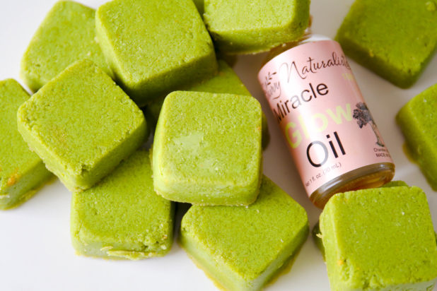 Natural exfolianting matcha green tea sugar scrub cubes to remove dead skin cells. 