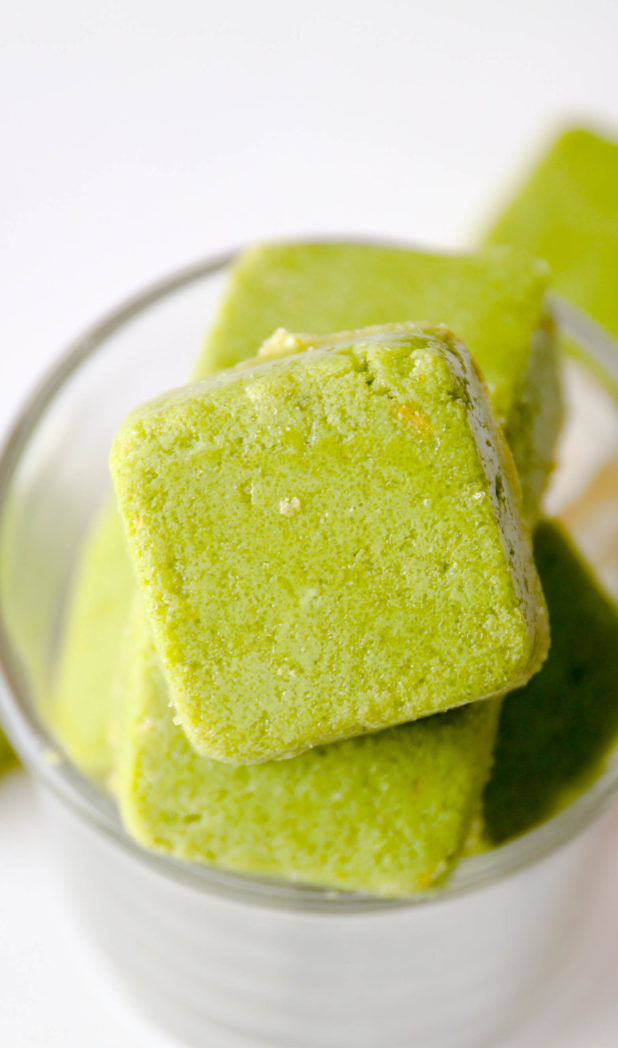 Natural exfolianting matcha green tea sugar scrub cubes to remove dead skin cells. 