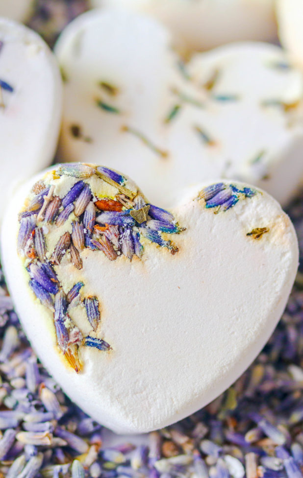 Take advantage of these easy No citric acid shower melts to invigorate your shower and relax your mind to keep you calm! These shower bombs are Savy Naturalista approved! 