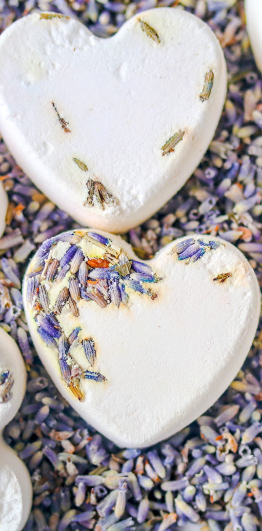 Take advantage of these easy No citric acid shower melts to invigorate your shower and relax your mind to keep you calm! These shower bombs are Savy Naturalista approved! 