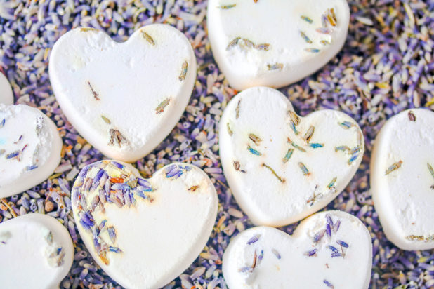 Take advantage of these easy No citric acid shower melts to invigorate your shower and relax your mind to keep you calm! These shower bombs are Savy Naturalista approved!