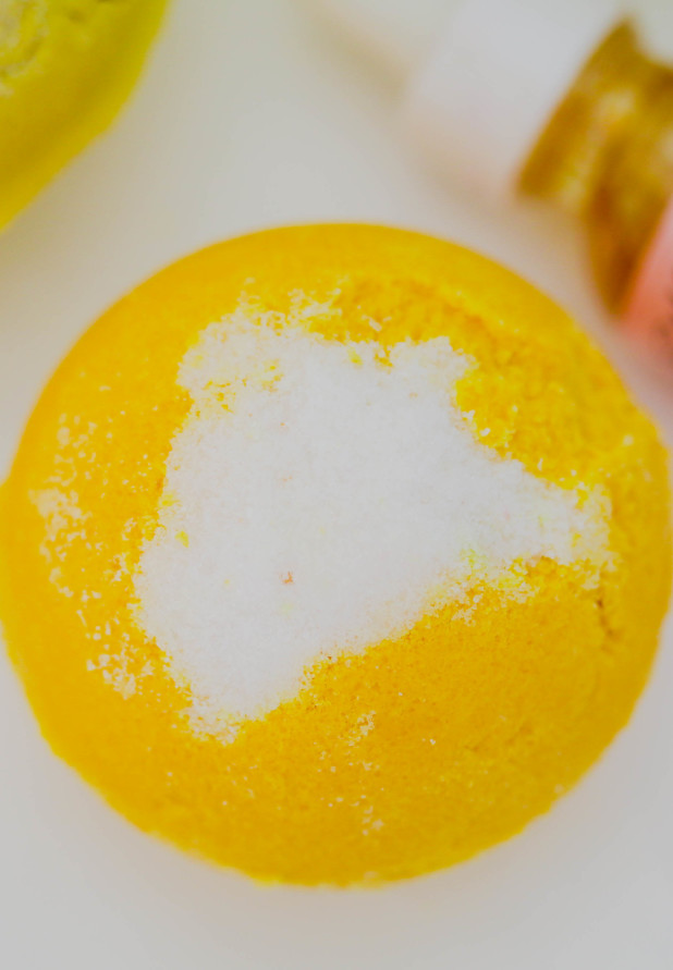 Take advantage of this lemon season and invigorate your bath with these lovely lemon essential oil bathbombs.