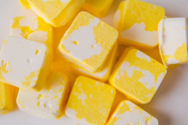 Make even the speediest shower feel indulgent with these easy-to-make lemon shower melts. Just 4 ingredients needed! savy naturalista 