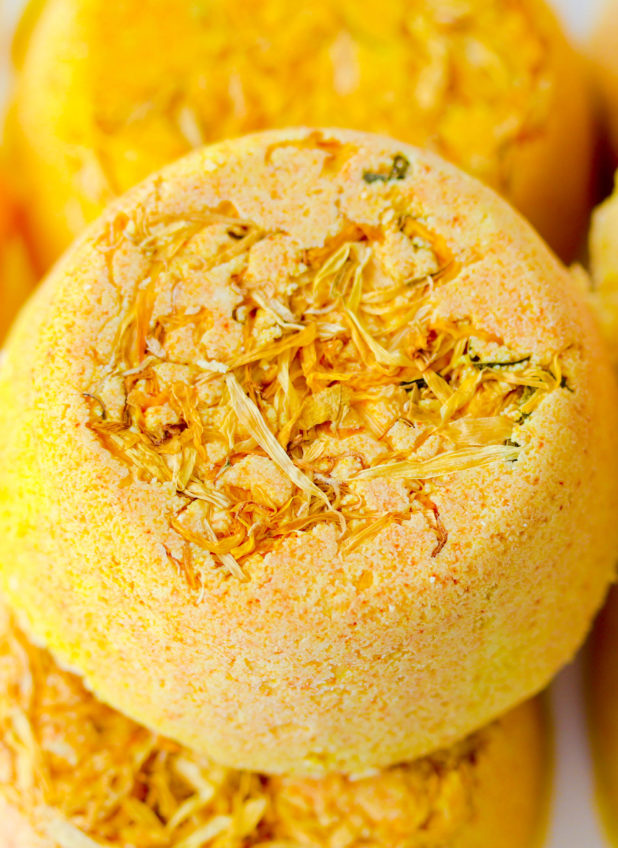 Made with all natural turmeric powder these bathbombs are not only easy to make, but contain skin loving benefits to help the skin glow! 