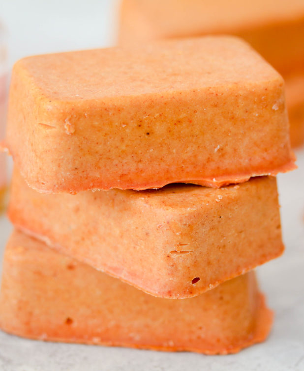 This easy turmeric soap only requires four ingredients ! It's an all natural soap turtorial that is perfect to give your skin an easy glow and perfect for beginners! #turmericpowder #turmericsoap #coldprocesssoap #soapmaking #beginnerssoap #crafts #soapdiy #skincare savvynaturalista savvynaturals 