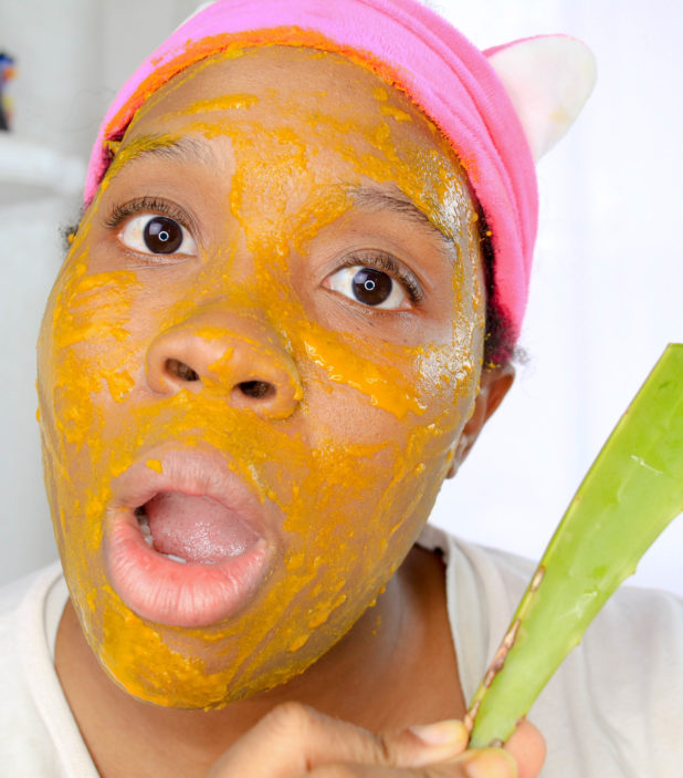 This natural face mask only requires two ingredients to remove oil and shine, perfect for those with oily skin.  