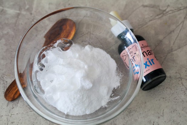 Baking soda and aloe mask is supposed to soothe your skin during the dry winter season when the weather is harsh. 