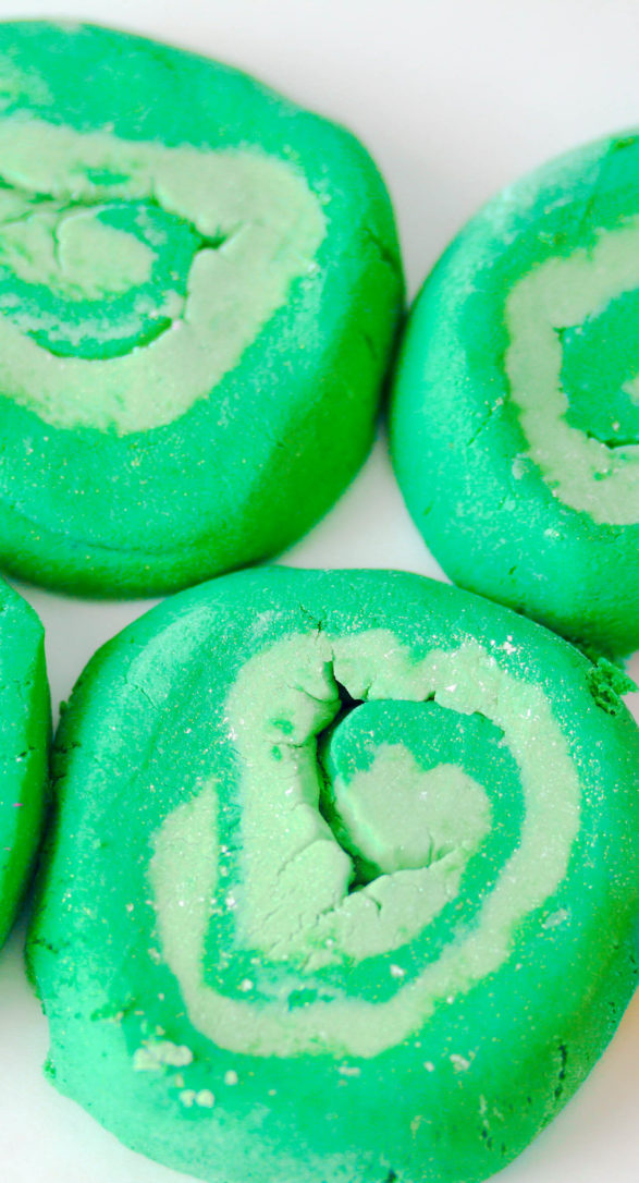 MOANA HEART OF TE FITI Bubble Bar is such a festive DIY Bubble Bath Bar Recipe, is the easiest Homemade Gift Idea for those who like simple creative crafts! Makes the perfect professional gift! 