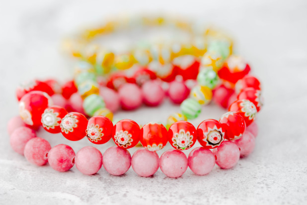 Are you looking to get into making your own beaded bracelets?? Well this is a simple five minute tutoail will give you a stepe by step tutorial on how to make your beaded bracelet! Make this easy beaded bracelet DIY..