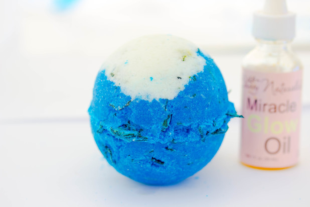 This big blue bath bomb is a Lush inspired copycat that included all natural seaweed, fine sea salt and olive oil to moisturize and revitalize skin cells.