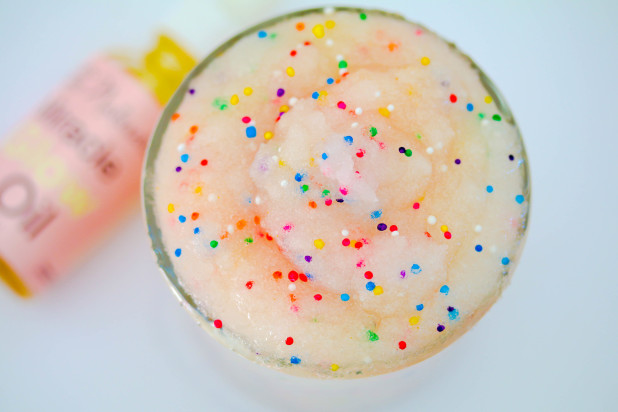 Made with real sprinkles and lovely notes of vanilla this all natural birthday cake boy scrub is perfect for the savy naturalista to soften the skin.