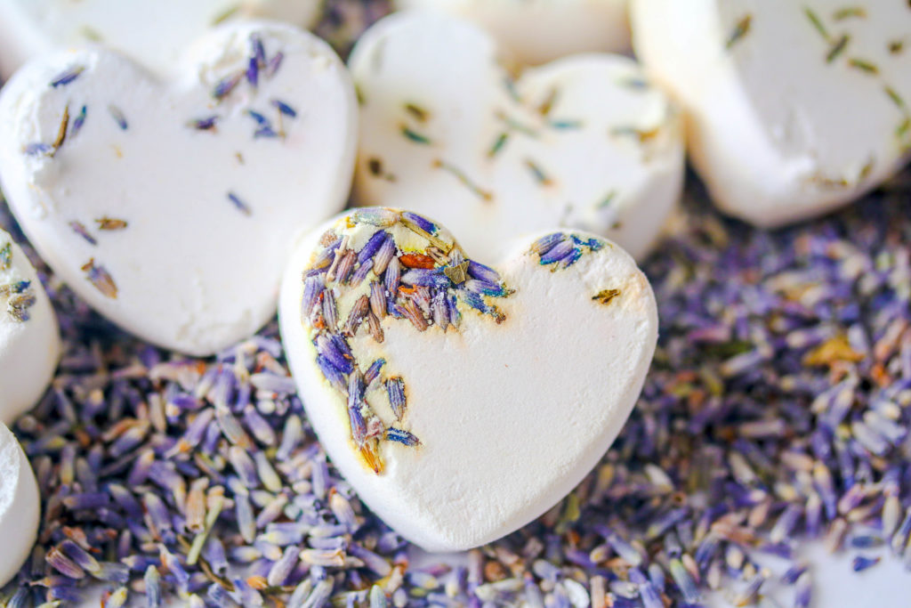 Take advantage of these easy No citric acid shower melts to invigorate your shower and relax your mind to keep you calm! These shower bombs are Savy Naturalista approved!