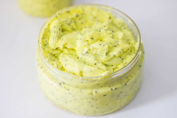 Make this this ultra moisturizing lemon poppy seed salt scrub to replenish your dry and flaky skin!