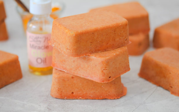 This easy turmeric soap only requires four ingredients ! It's an all natural soap turtorial that is perfect to give your skin an easy glow and perfect for beginners! #turmericpowder #turmericsoap #coldprocesssoap #soapmaking #beginnerssoap #crafts #soapdiy #skincare savvynaturalista savvynaturals 