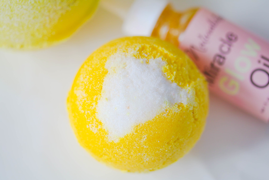 Take advantage of this lemon season and invigorate your bath with these lovely lemon essential oil bathbombs.