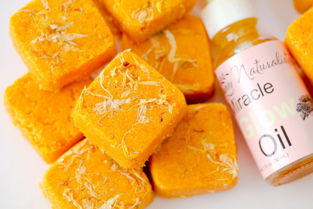 With this easy tutorial you can make your own turmeric sugar scrub cubes. This recipe uses all natural turmeric powder and pure essential oils for the perfect natural skin care DIY